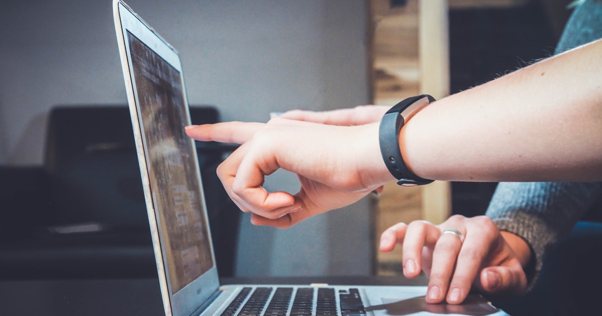 Laptop y entorno digital: agentes de IA que construyen software