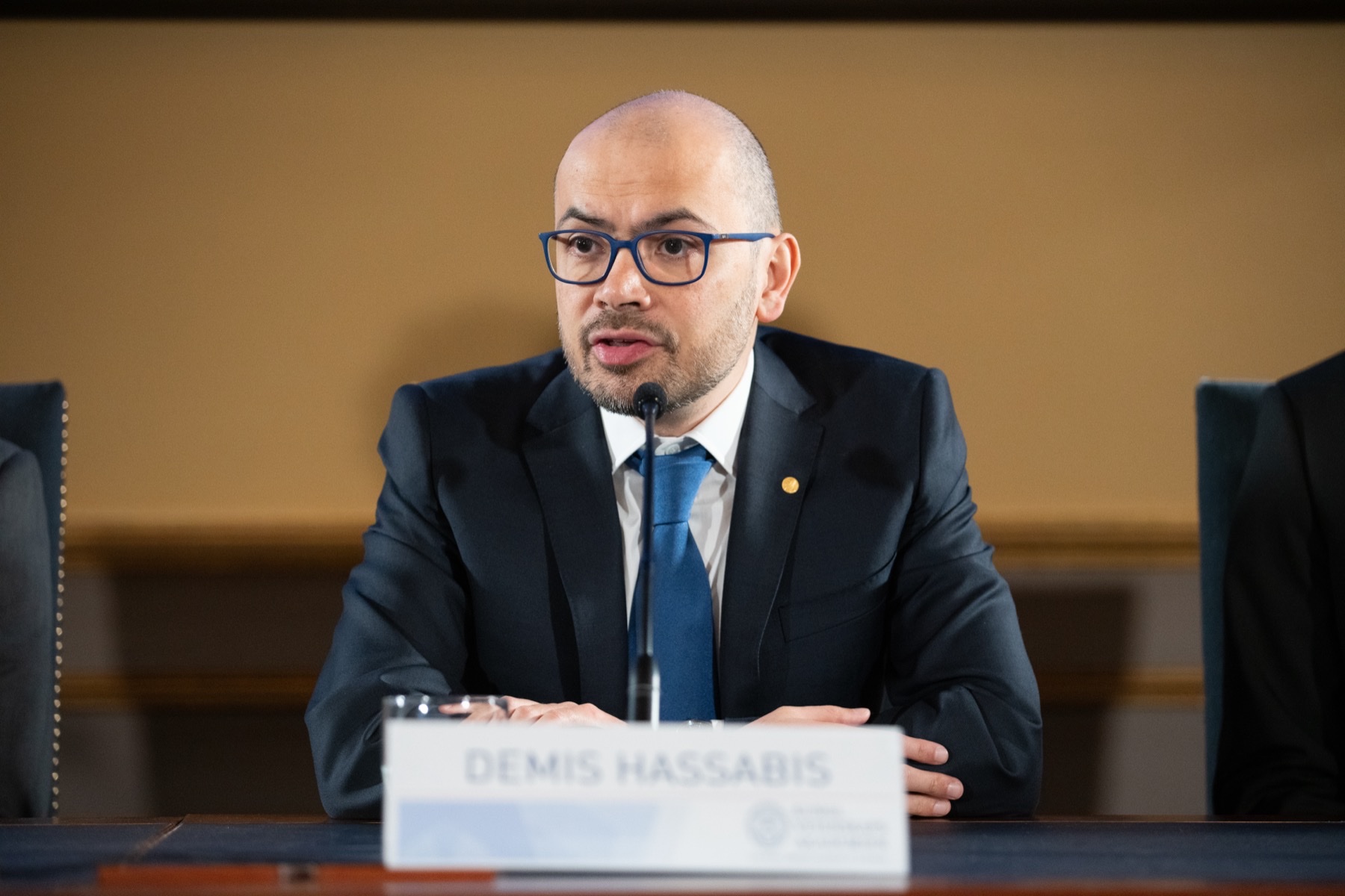 Demis Hassabis en conferencia, Nobel 2024